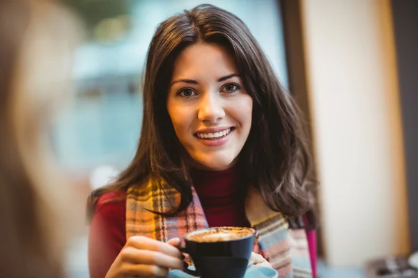 Kvinna dricka kopp kaffe — Stockfoto