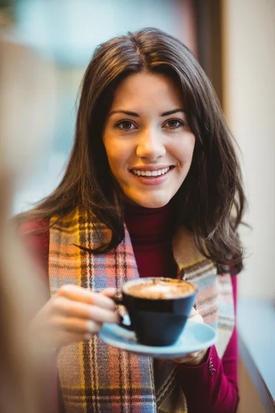 Femme boire une tasse de café — Photo