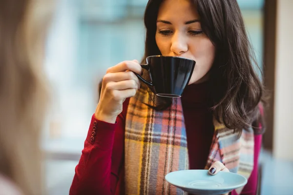 Mujer bebiendo taza de café — Foto de Stock