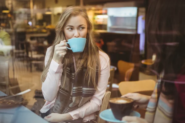 Woman drinking cup of coffee — Stock Photo, Image