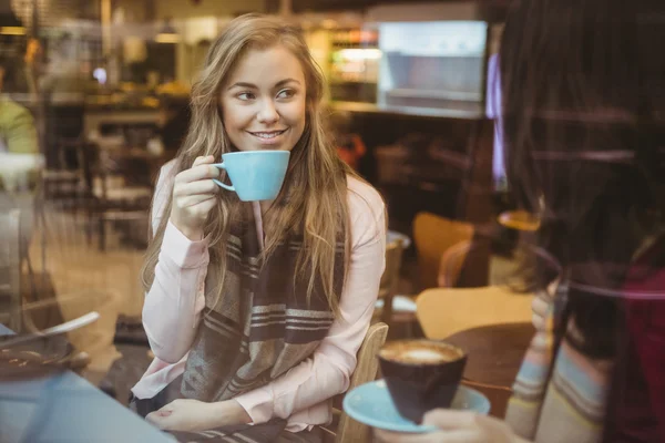 Vrouw drinken kopje koffie — Stockfoto