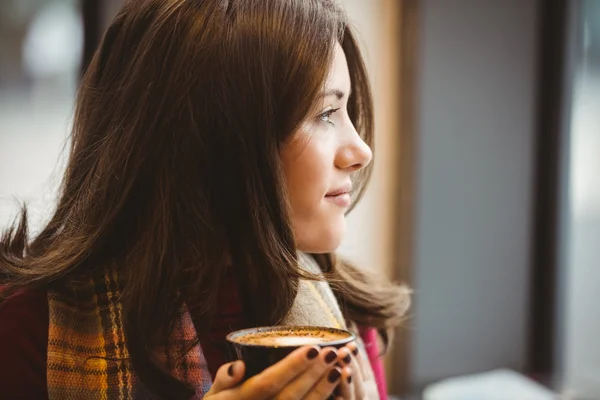 Femme boire une tasse de café — Photo