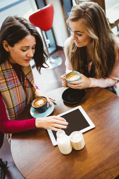 Friends using tablet together — Stock Photo, Image