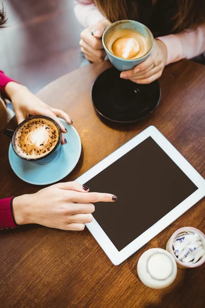 Znajomych za pomocą tabletki razem — Zdjęcie stockowe