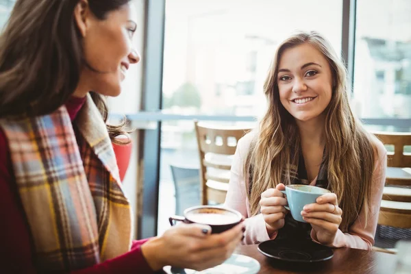 Vrienden samen met behulp van Tablet PC — Stockfoto