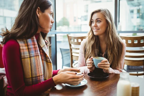 Amigos usando tableta juntos — Foto de Stock