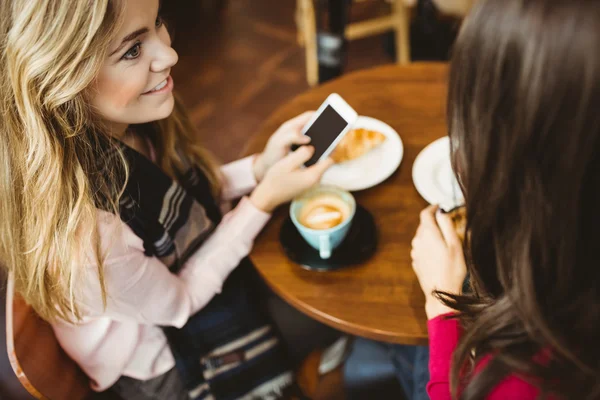 Friends using their smartphone — Stock Photo, Image