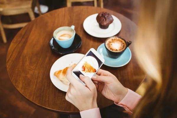Woman taking picture of food — Stock Photo, Image