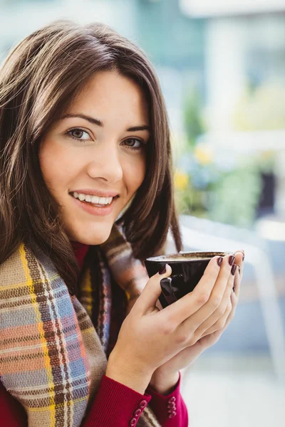 여자 커피 한잔 마시는 — 스톡 사진