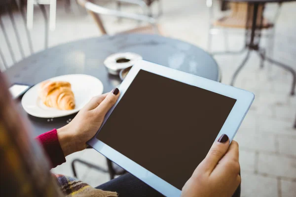 Vrouw die haar tablet gebruikt — Stockfoto