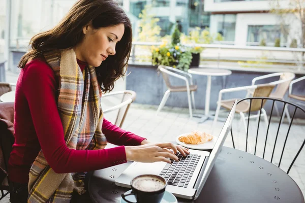 Onu laptop kullanan kadın — Stok fotoğraf