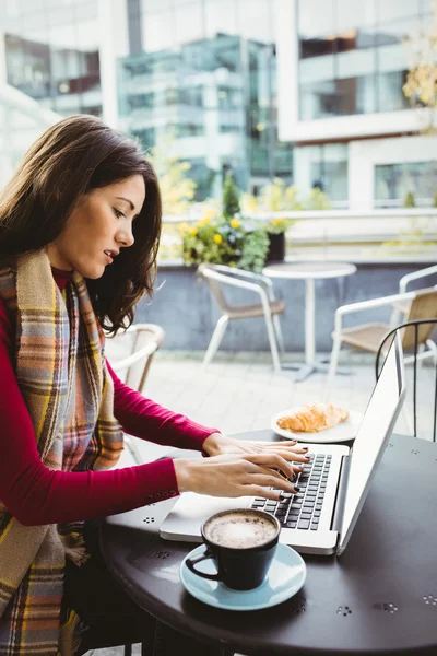 Žena pomocí její laptop — Stock fotografie