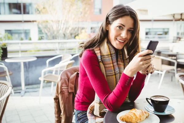 Donna utilizzando il suo smartphone — Foto Stock