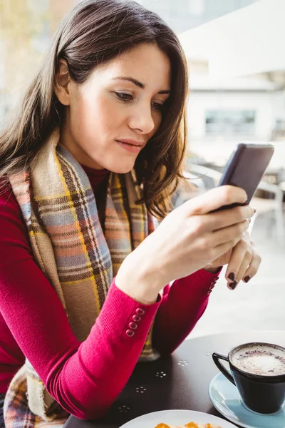 Mujer usando su smartphone — Foto de Stock