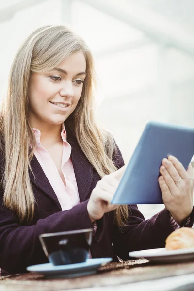 Affärskvinna som använder tablettdator — Stockfoto