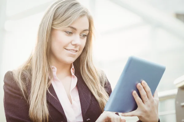 Geschäftsfrau benutzt ihren Tablet-PC — Stockfoto