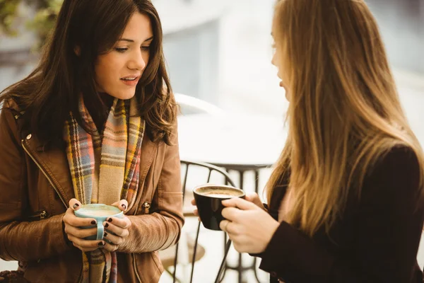 Amigos charlando sobre el café — Foto de Stock