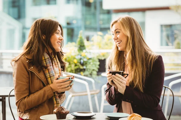 Amigos conversando sobre café — Fotografia de Stock