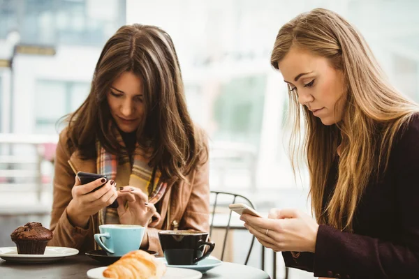 Vrienden op zoek naar smartphone — Stockfoto