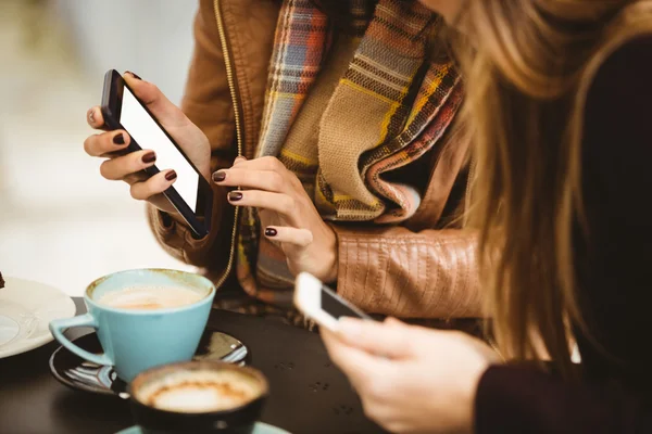 Vänner tittar på smartphone — Stockfoto