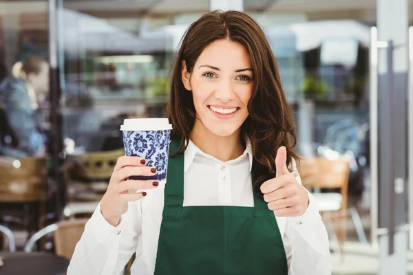 Cameriera sorridente che serve caffè — Foto Stock