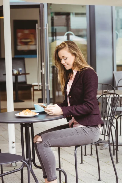 Vrouw met haar smartphone — Stockfoto