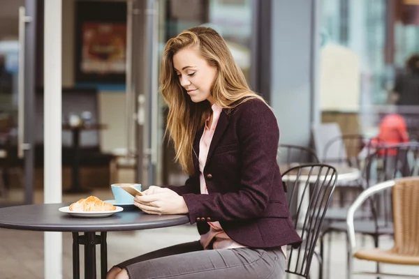 Vrouw met haar smartphone — Stockfoto