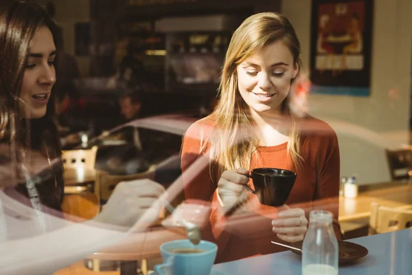 Vrienden chatten over koffie — Stockfoto