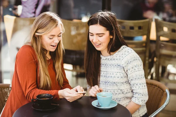 Freunde schauen aufs Smartphone — Stockfoto