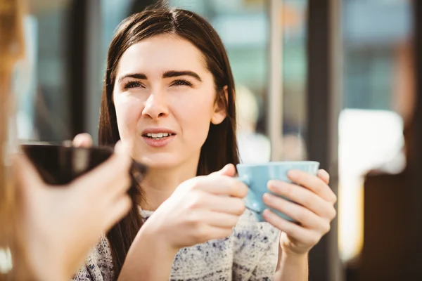 Amigos charlando sobre el café — Foto de Stock