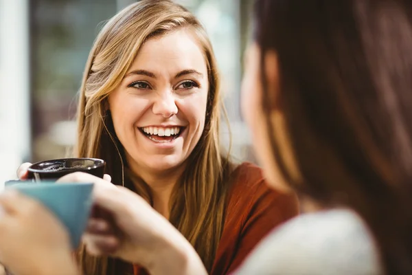 コーヒーを飲みながらおしゃべりの友人 — ストック写真