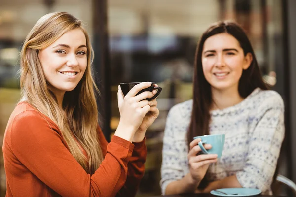 Amigos conversando sobre café — Fotografia de Stock