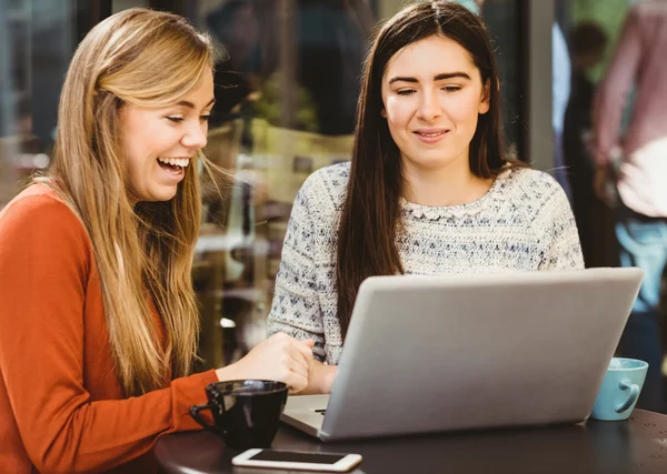 Vrienden met behulp van laptop samen — Stockfoto