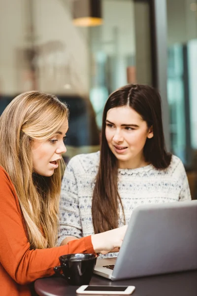 Friends using laptop together — Stock Photo, Image