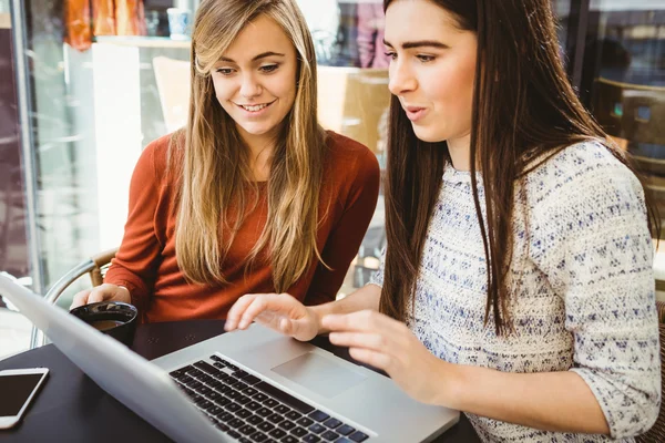 Vänner med laptop tillsammans — Stockfoto