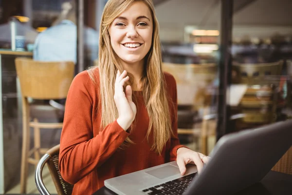 Frau benutzt ihren Laptop — Stockfoto