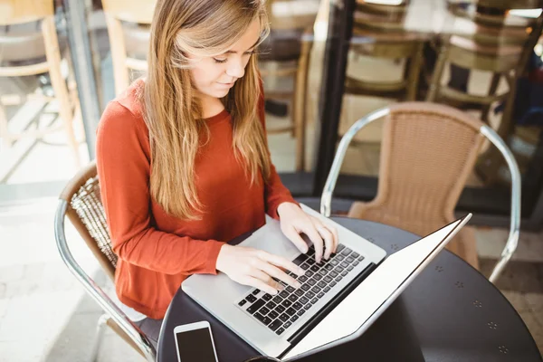 Žena pomocí její laptop — Stock fotografie