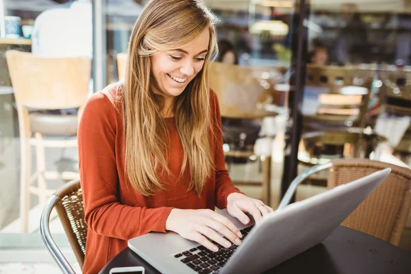 Vrouw met behulp van haar laptop — Stockfoto