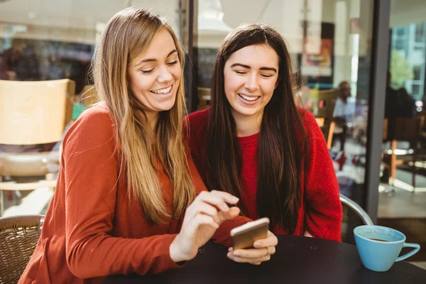 Přátelé hledající smartphone — Stock fotografie