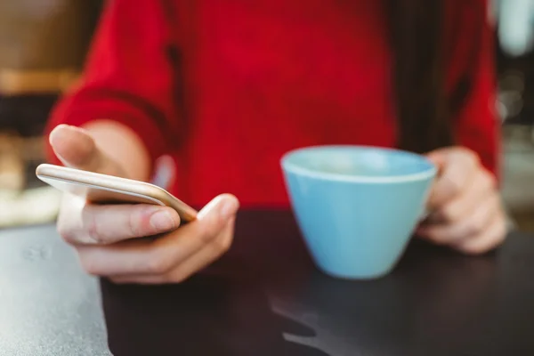 Mujer usando su smartphone — Foto de Stock