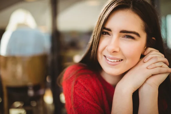 Leende kvinna i café — Stockfoto