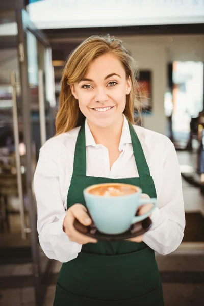 Официантка, подающая кофе — стоковое фото