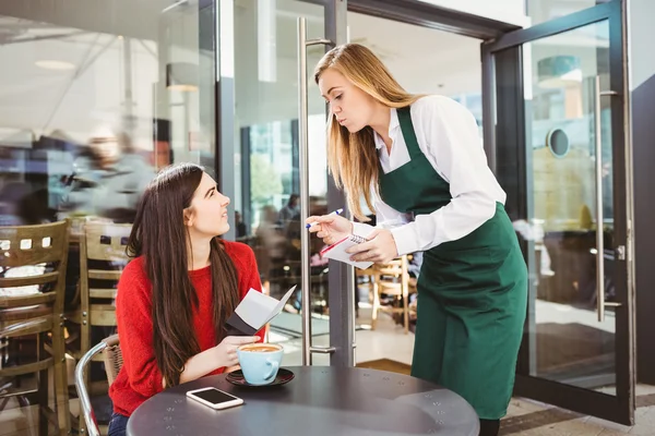 Smilende servitrice tager en ordre - Stock-foto