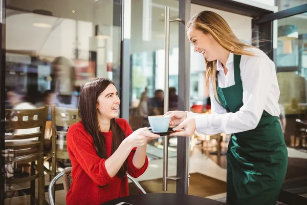 Garçonete servindo xícara de café — Fotografia de Stock