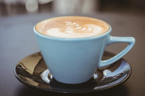 Tasse Cappuccino mit Kaffeekunst — Stockfoto