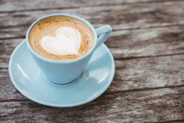 Tasse Cappuccino mit Kaffeekunst — Stockfoto