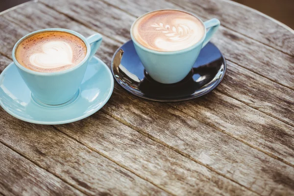 Tazas de capuchino con arte del café —  Fotos de Stock