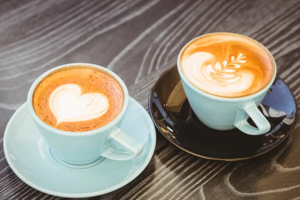 Tazas de capuchino con arte del café —  Fotos de Stock