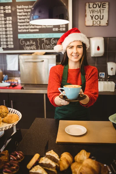 Chelneriță drăguță care oferă cafea clientului — Fotografie, imagine de stoc