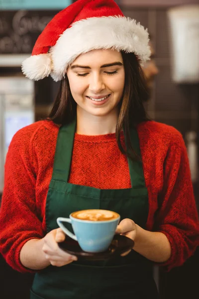 Servitrisen ger kaffe till kund — Stockfoto